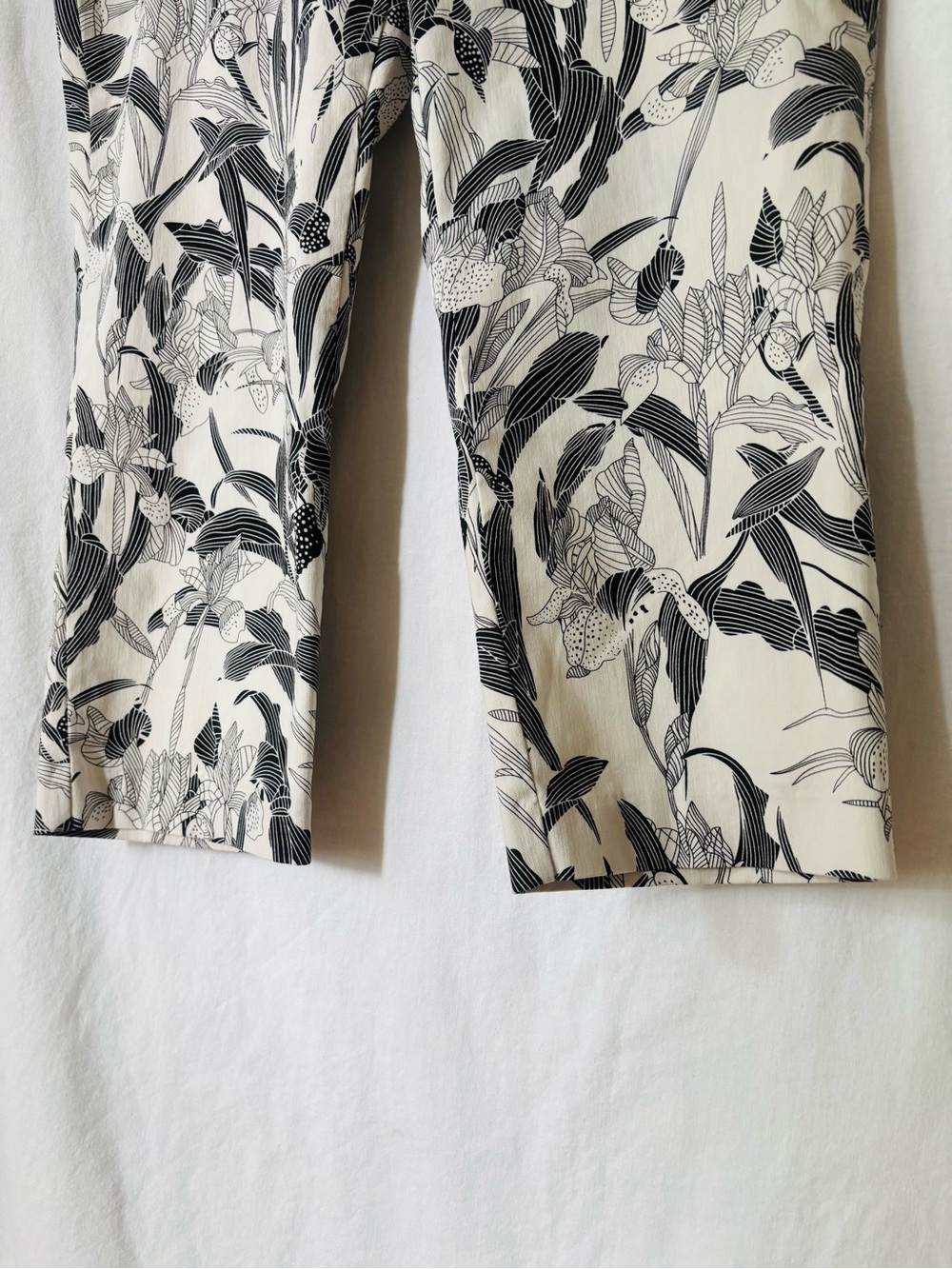 Floral Cropped Pants Black White Catherine Malandrino